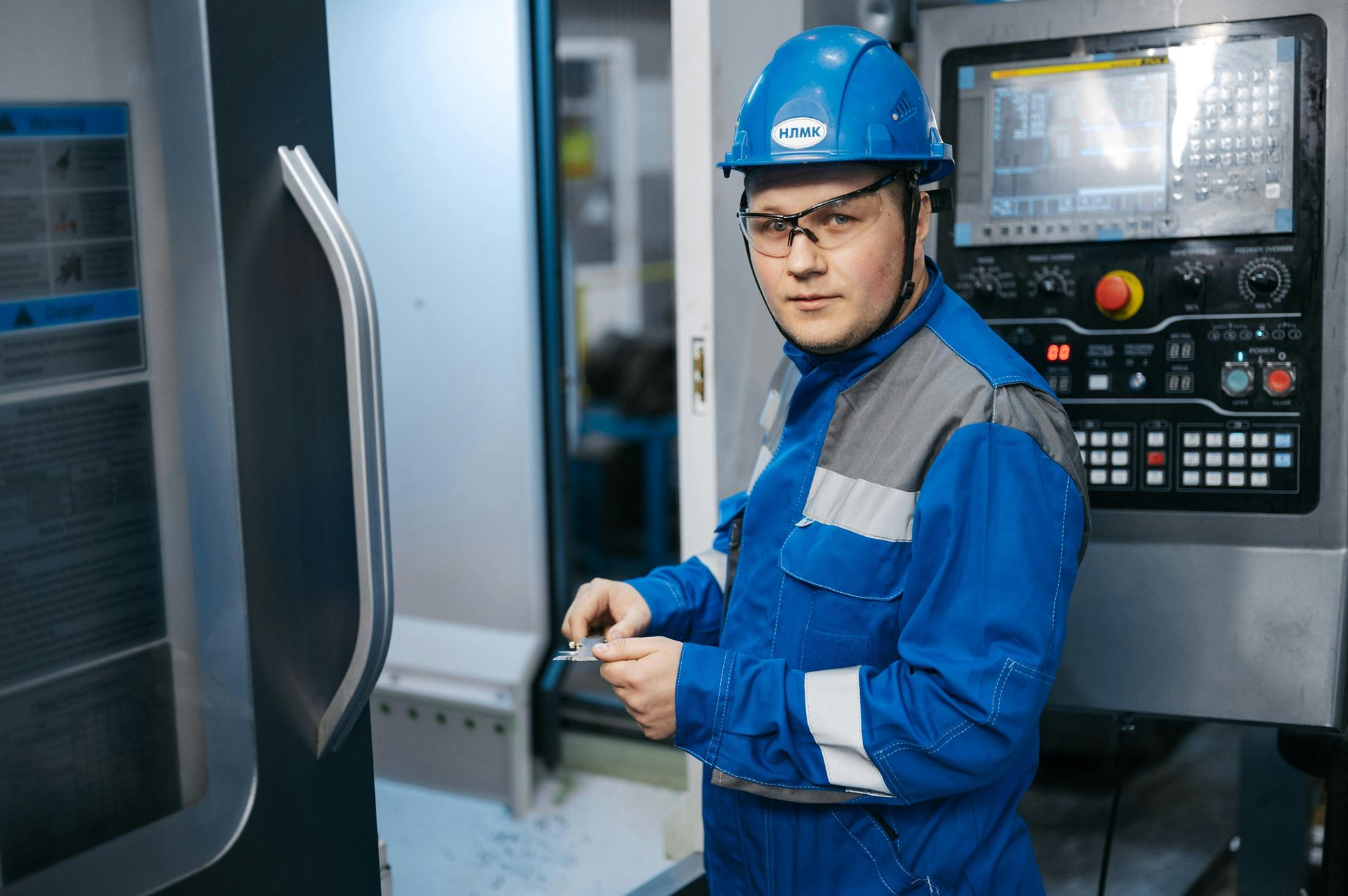 加工人员检查 CNC 设备运行状态